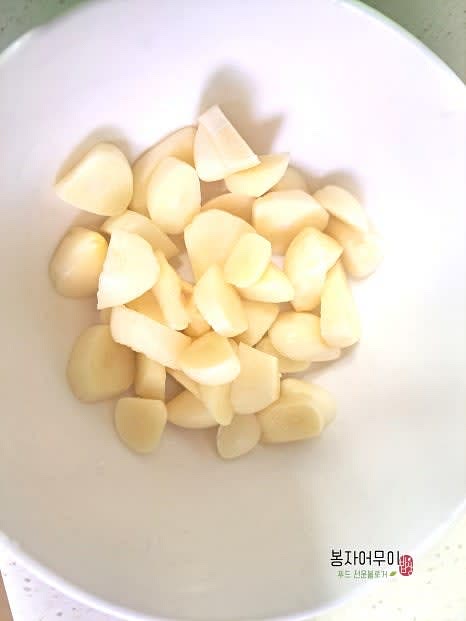 마늘은 먹기 좋은 크기로 편 썰어 줍니다.