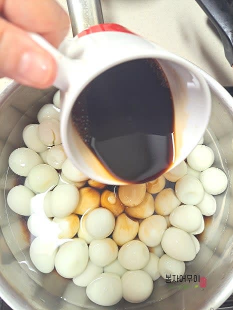 냄비에 물 2컵, 진간장 1컵, 맛술 반컵, 설탕 반컵, 다시마 2장을 넣고 끓입니다.