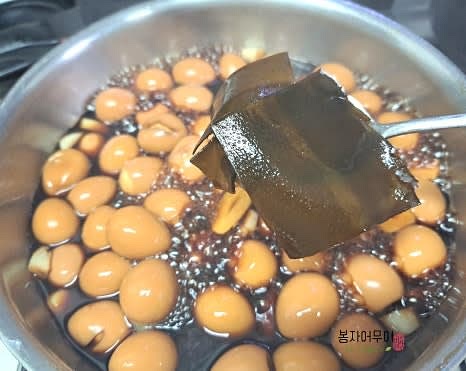 물이 끓기 시작하면 다시마를 제거하고 메추리알과 마늘을 넣어 중불에서 졸여줍니다.