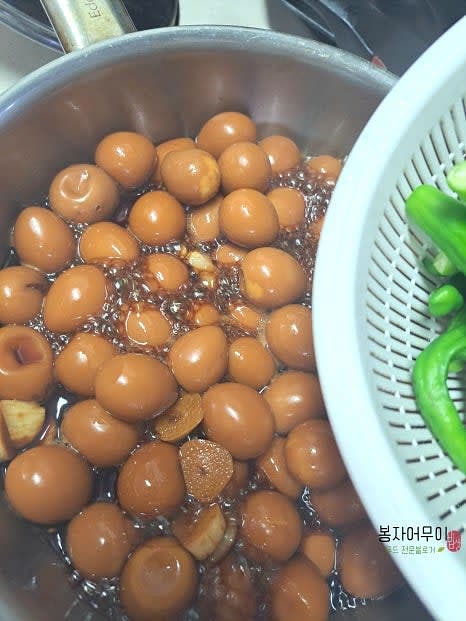 간장물이 반 정도 졸아들 때 꽈리고추를 넣어주세요.