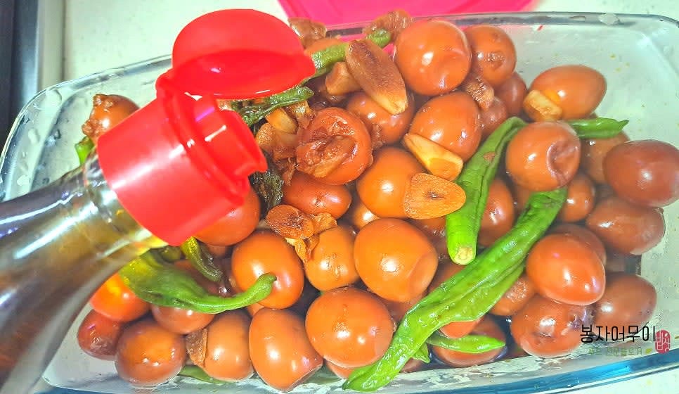 마지막에 참기름 1스푼을 넣고 잘 섞어 완성된 장조림을 반찬통에 담아주세요.