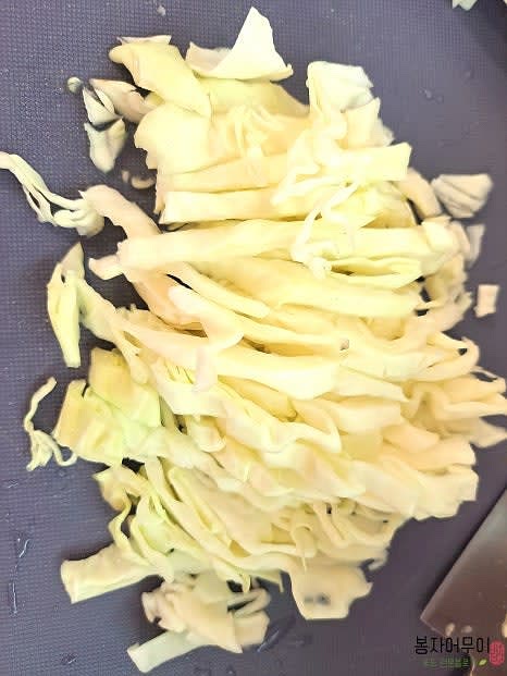 양배추와 당근, 어묵을 일정한 크기로 잘라줍니다. (길이 6cm, 두께 6mm)