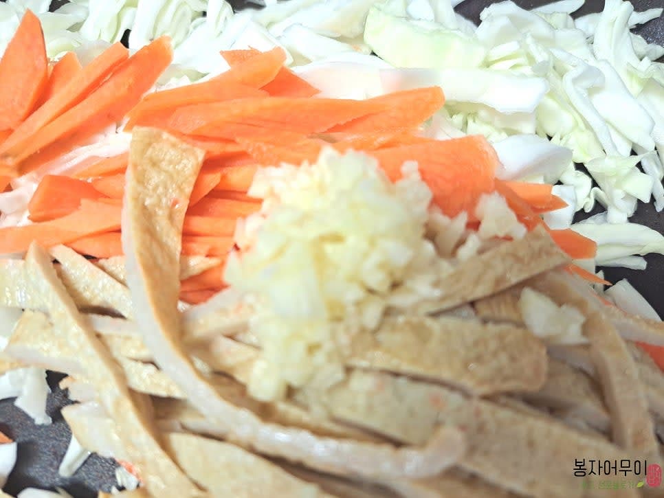 채썬 야채와 어묵, 다진 마늘을 팬에 넣고 간장, 고춧가루, 올리고당을 넣어 볶아줍니다.