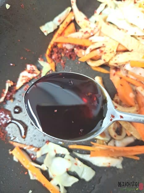 불 맛을 위해 간장 한쪽에 물을 넣고 약불에서 졸이며 볶아줍니다.