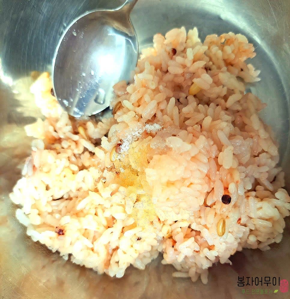 밥에 단촛물을 섞어 골고루 섞습니다. (식초, 소금, 설탕, 참기름 활용)