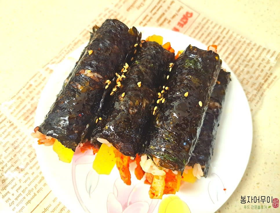 말은 김밥을 썰어 접시에 담아 완성합니다.