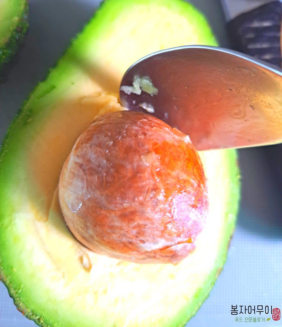 아보카도를 세척 후 껍질을 벗기고 씨를 제거한 뒤 약 6조각으로 슬라이스합니다.