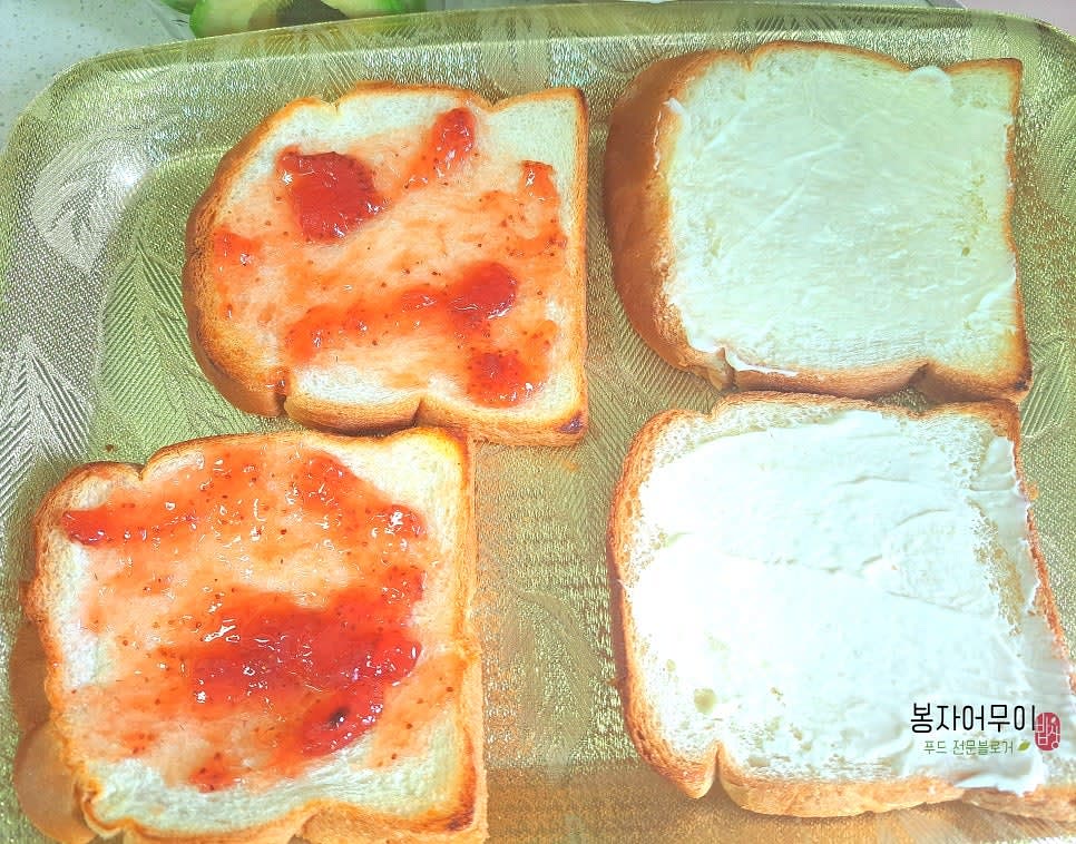 빵 한쪽 면에는 딸기잼을 바르고, 반대쪽 면에는 마요네즈를 고르게 발라줍니다.