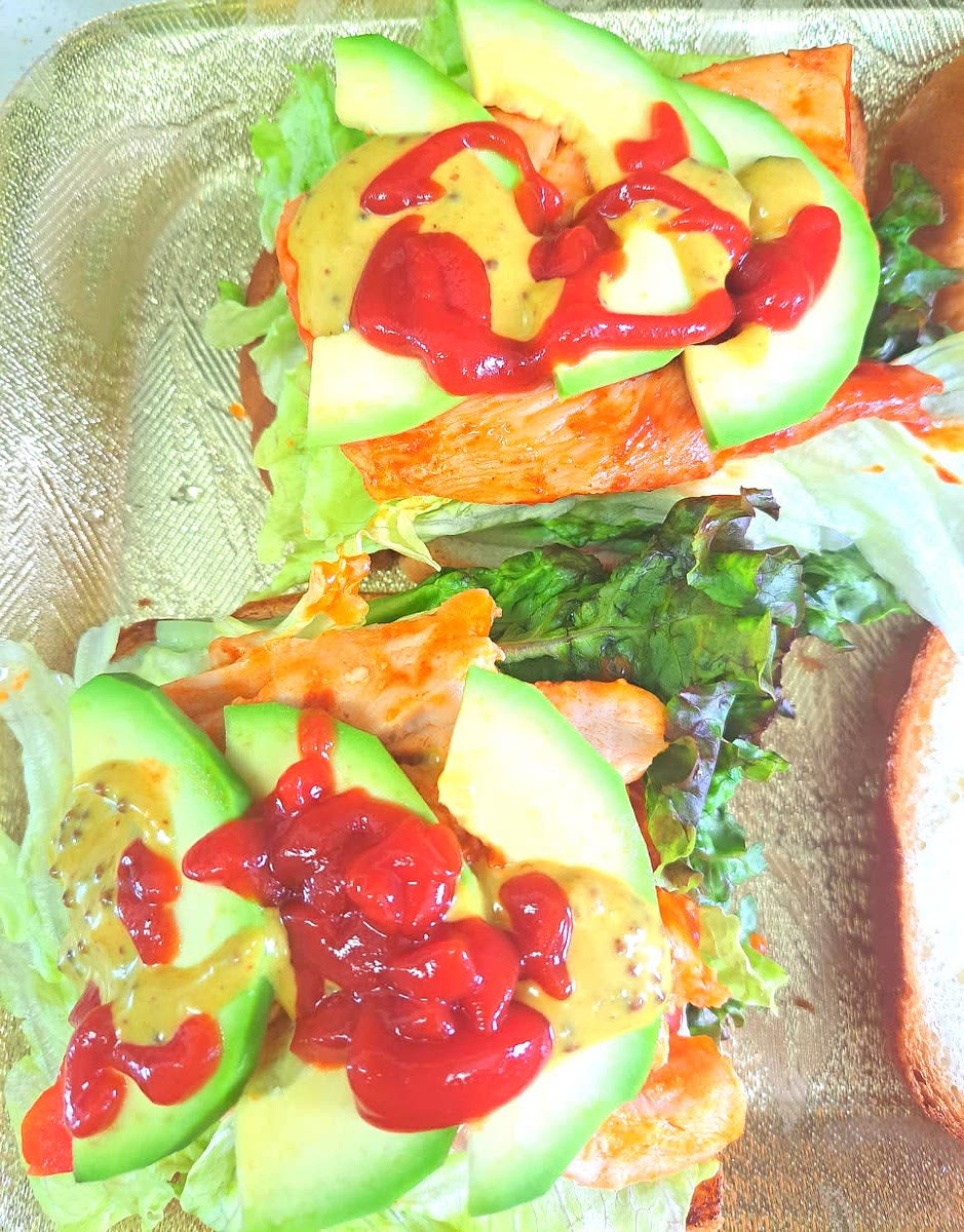 아보카도를 3조각씩 올리고, 홀그레인 머스터드를 뿌립니다.