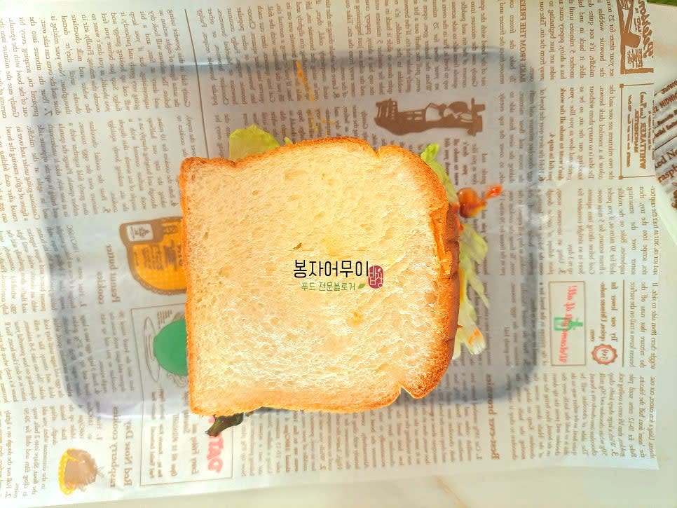 준비된 빵 위에 모든 재료를 올린 후 위쪽 빵을 덮어 샌드위치를 완성합니다.