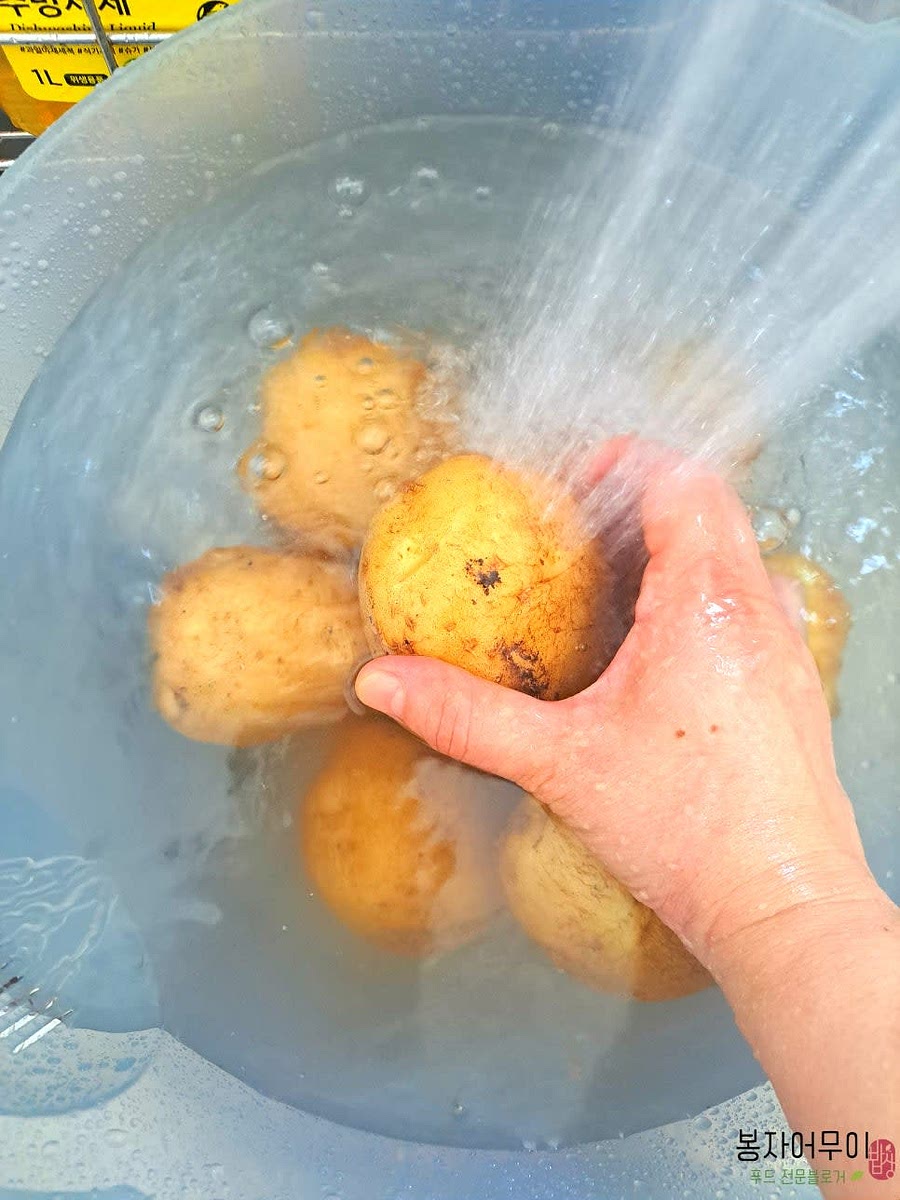 감자를 깨끗이 씻고 필러로 껍질을 깎아줍니다. 싹이 난 부분이 있다면 제거해주세요.