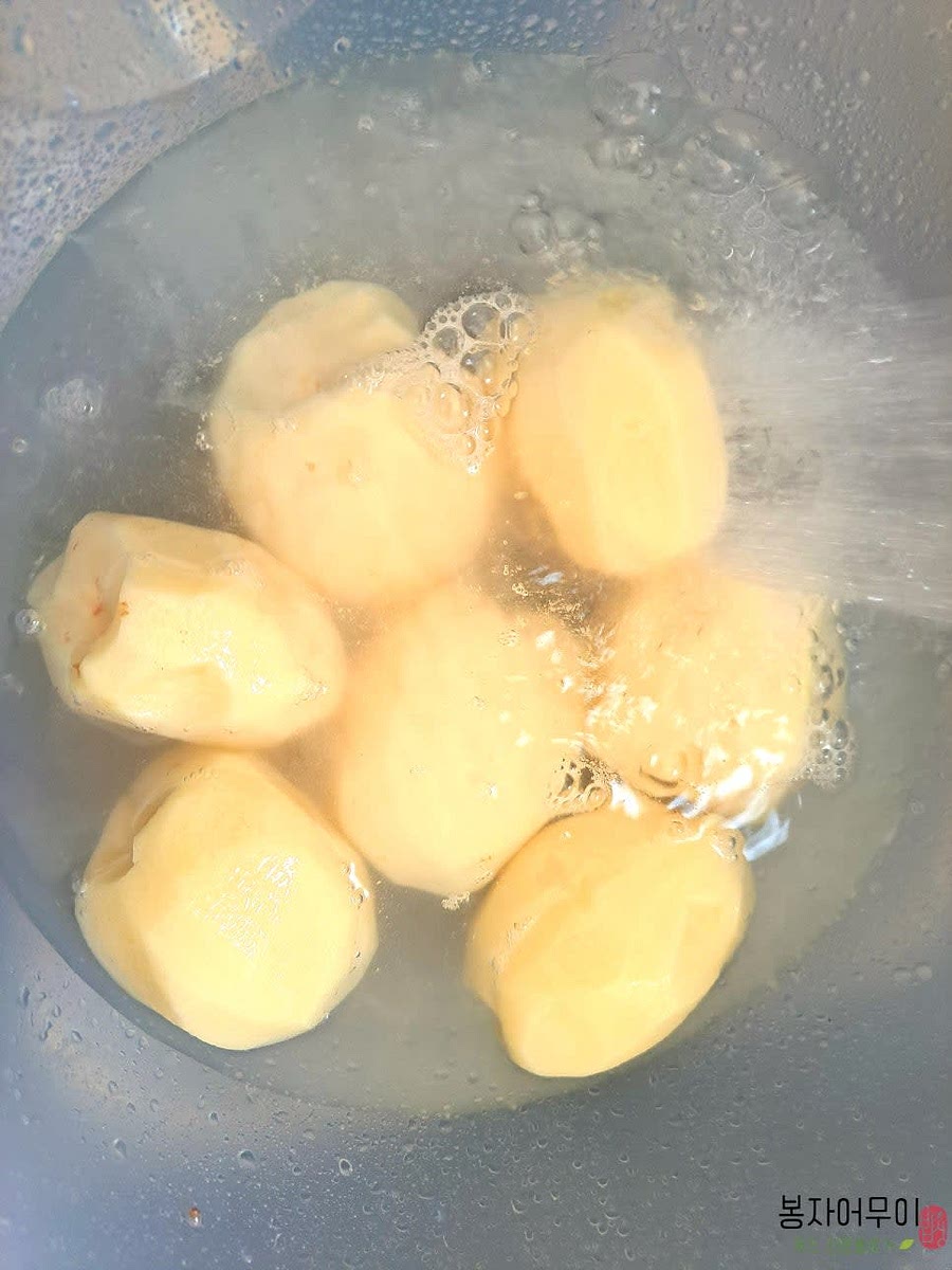 감자를 물에 담가 독성을 제거한 후 준비합니다.