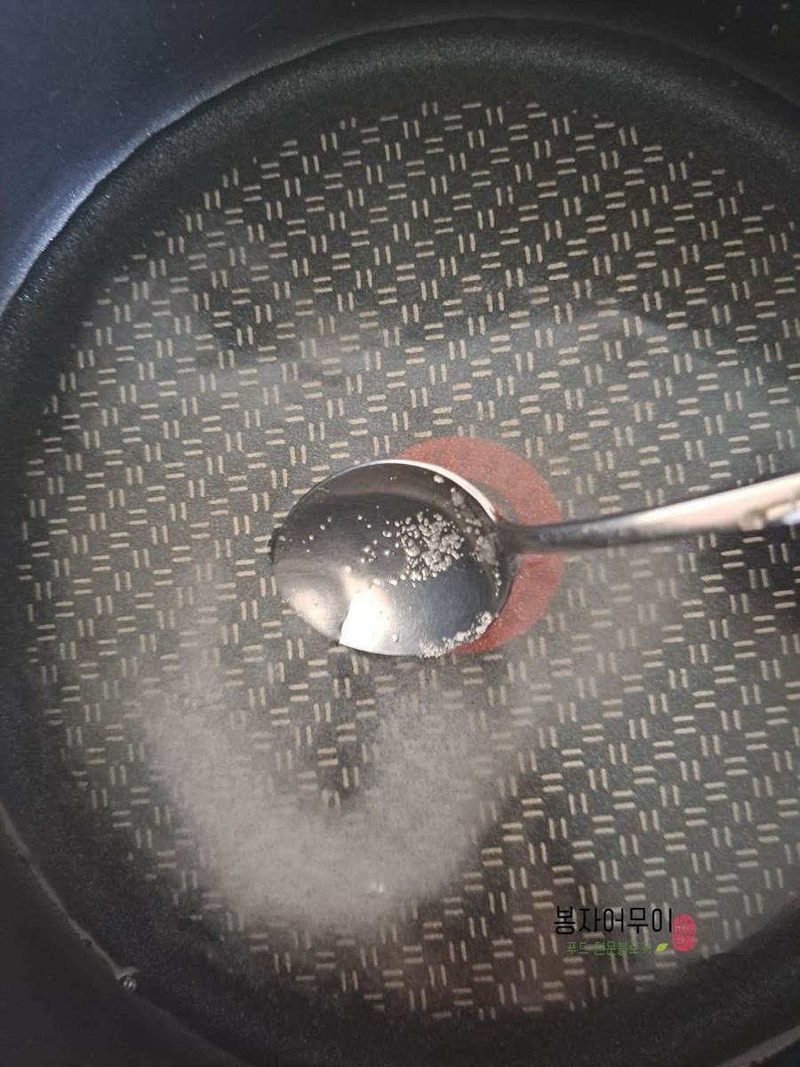 냄비에 물 600ml를 붓고 소금 반 스푼, 뉴슈가 반 스푼을 넣어 잘 섞어줍니다.