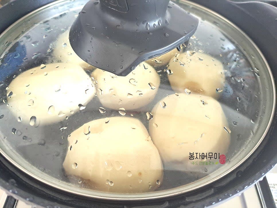 감자를 물에 넣고 뚜껑을 닫은 후 강불에서 10분 삶습니다.