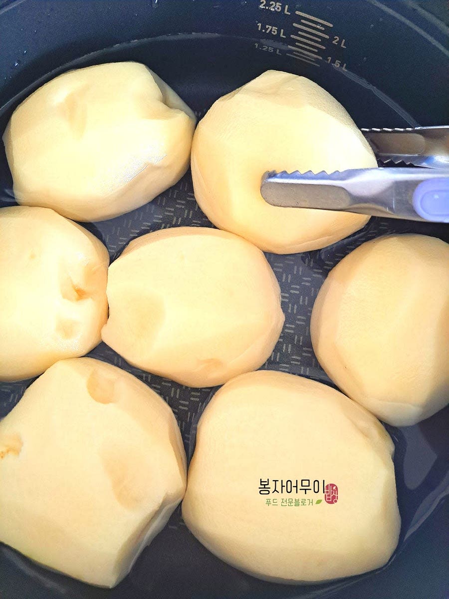 10분 후 뚜껑을 열고 감자를 뒤집은 후 15분 더 삶습니다.