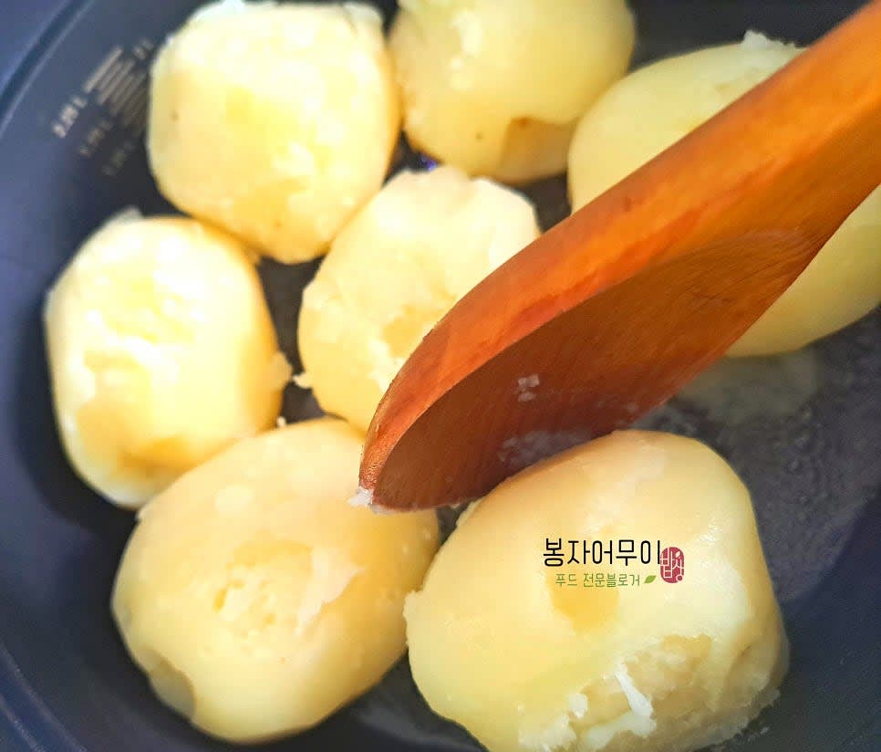 25분 후 물이 자박자박해질 때까지 졸인 후 불을 끄고 뚜껑을 열어 남은 수분을 증발시킵니다. 약불에 감자를 굴려 분을 내줍니다.