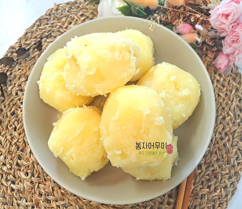 감자가 포슬포슬해지고 물기가 없어지면 완성입니다. 그릇에 담아 맛있게 즐기세요.