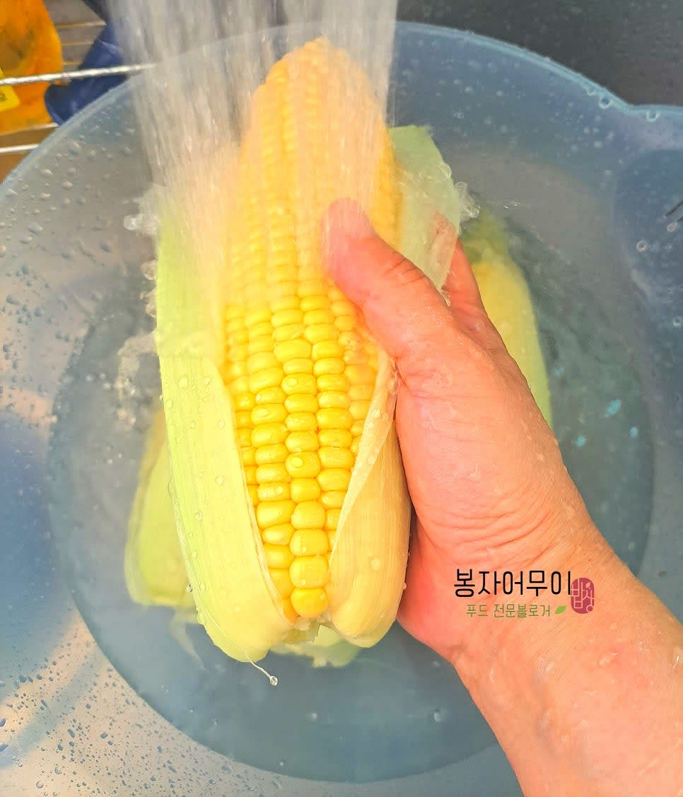 초당옥수수의 껍질과 겉껍질을 모두 제거하고 깨끗하게 세척합니다.