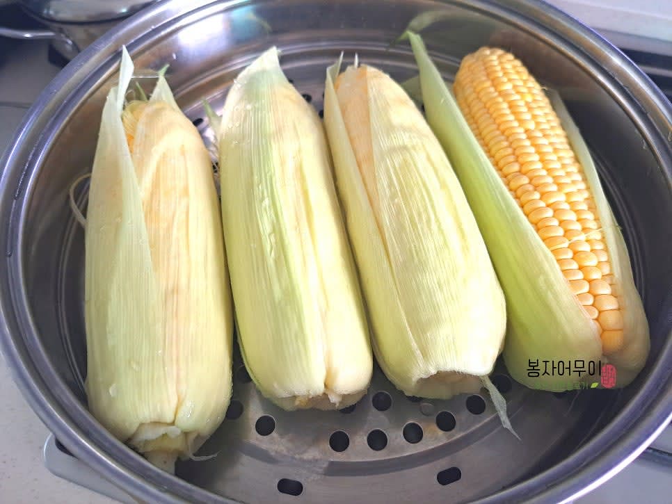 찜기에 물을 적당량 넣고 옥수수를 올립니다.