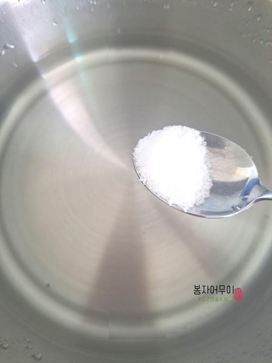 옥수수 위에 소금 반 스푼을 골고루 뿌려줍니다.