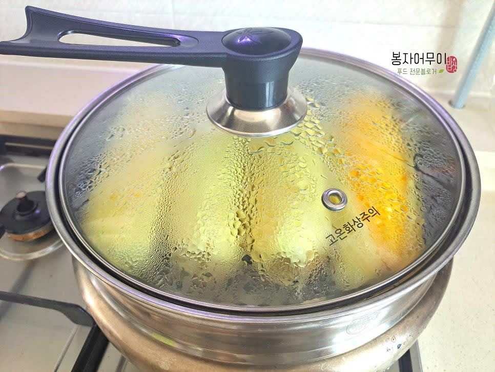중불에서 15분 동안 찜기에 찐 후 꺼냅니다.