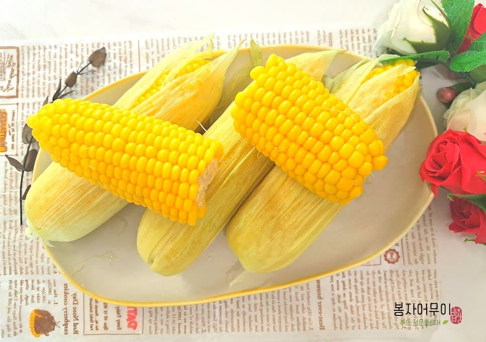 완성된 옥수수를 접시에 담아 맛있게 즐깁니다.
