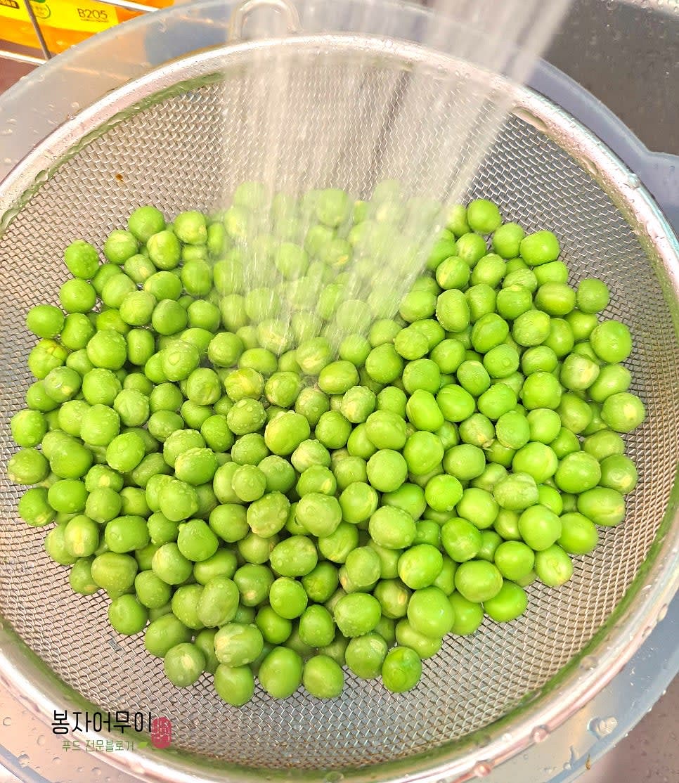 완두콩을 흐르는 물에 여러 번 씻어서 깨끗이 세척해주세요.