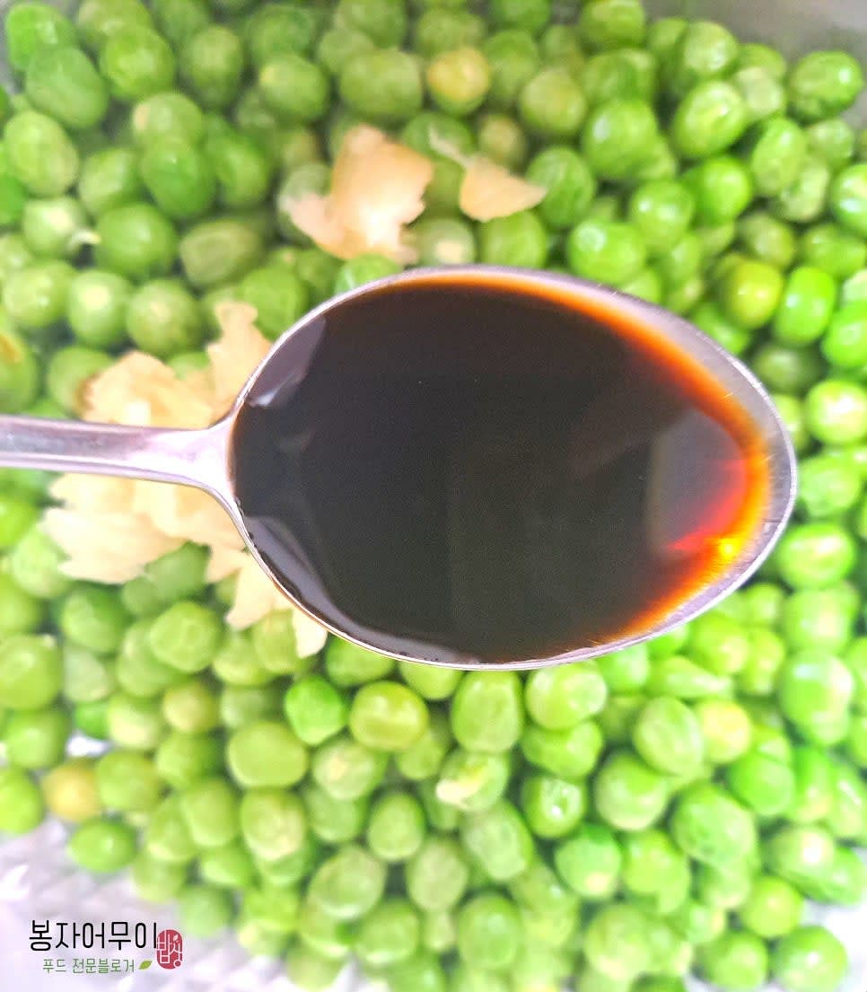 마늘 1스푼, 진간장 3스푼, 맛술 2스푼, 소금 1/3티스푼, 물엿 3스푼을 섞어 양념장을 만듭니다.