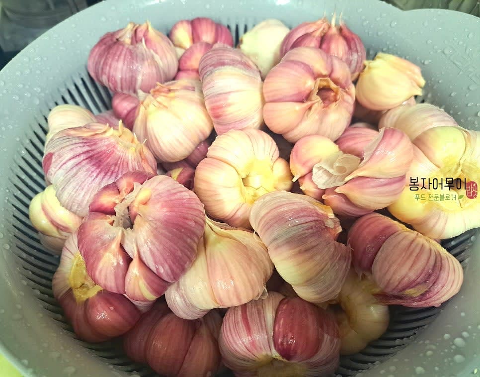 마늘을 흐르는 물에 여러 번 씻어서 체반에 말려주세요.