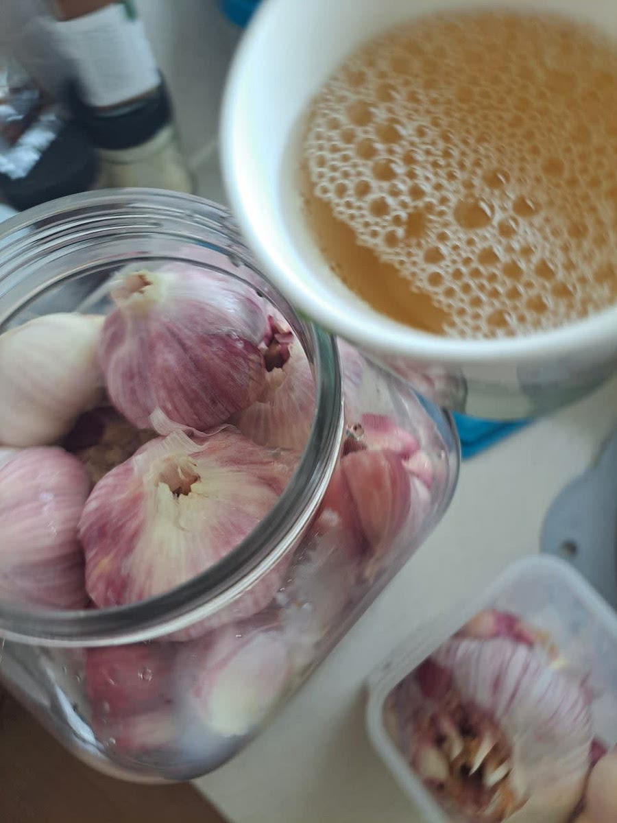 식초 6컵과 물 6컵을 1:1 비율로 섞어 마늘에 부어줍니다.