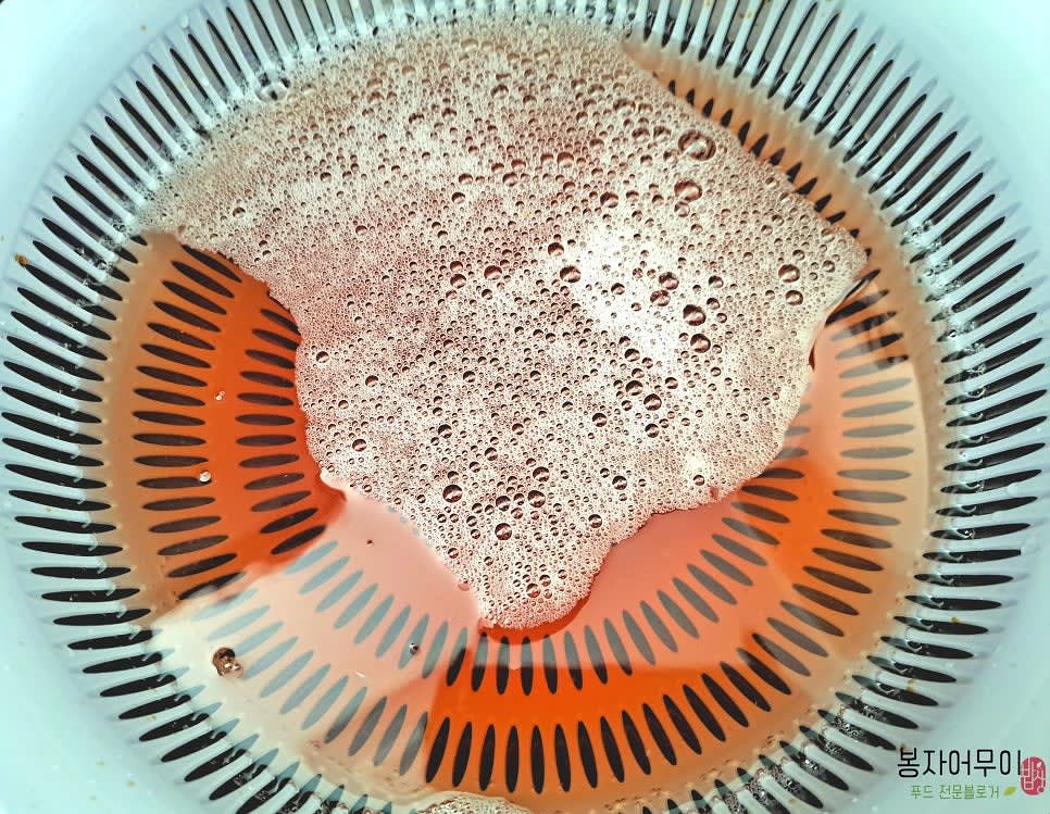 절여둔 마늘의 식초물을 그릇에 따라 부어줍니다.