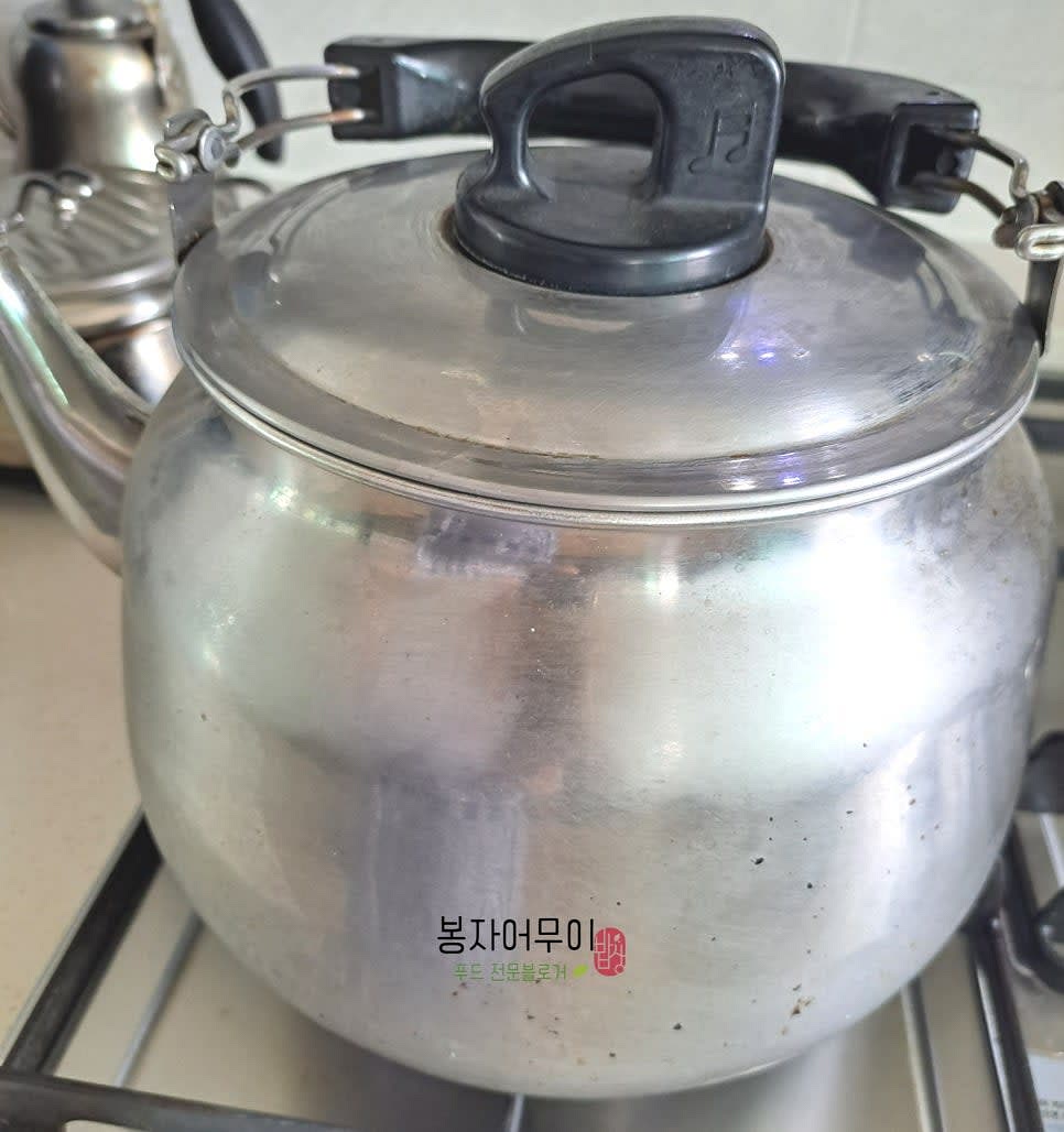 큰 주전자에 따라둔 식초물을 1L만 부어줍니다. 여기에 간장 2컵, 설탕 1.5컵, 소주 1컵을 넣고 끓여줍니다. 간장대신 소금을 사용하셔도 됩니다.