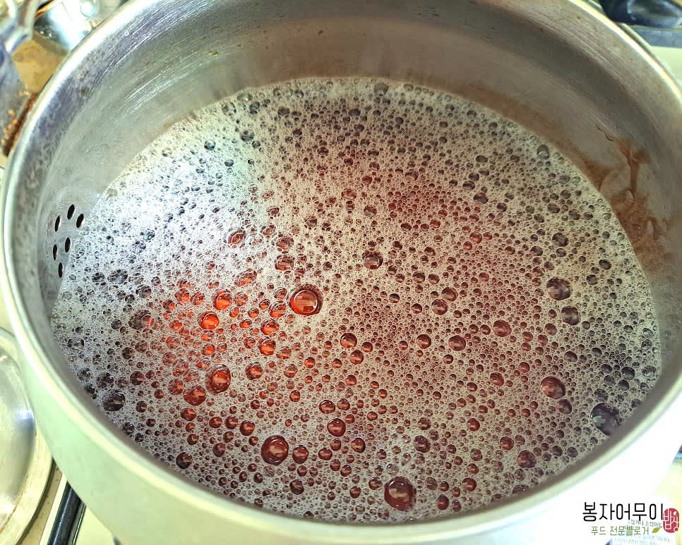 뚜껑 닫고 끓이다가 끓어오르면 뚜껑을 열어서 몇 분 더 끓여줍니다. 거품이 줄어들면 불을 끄고 차게 식혀주세요.