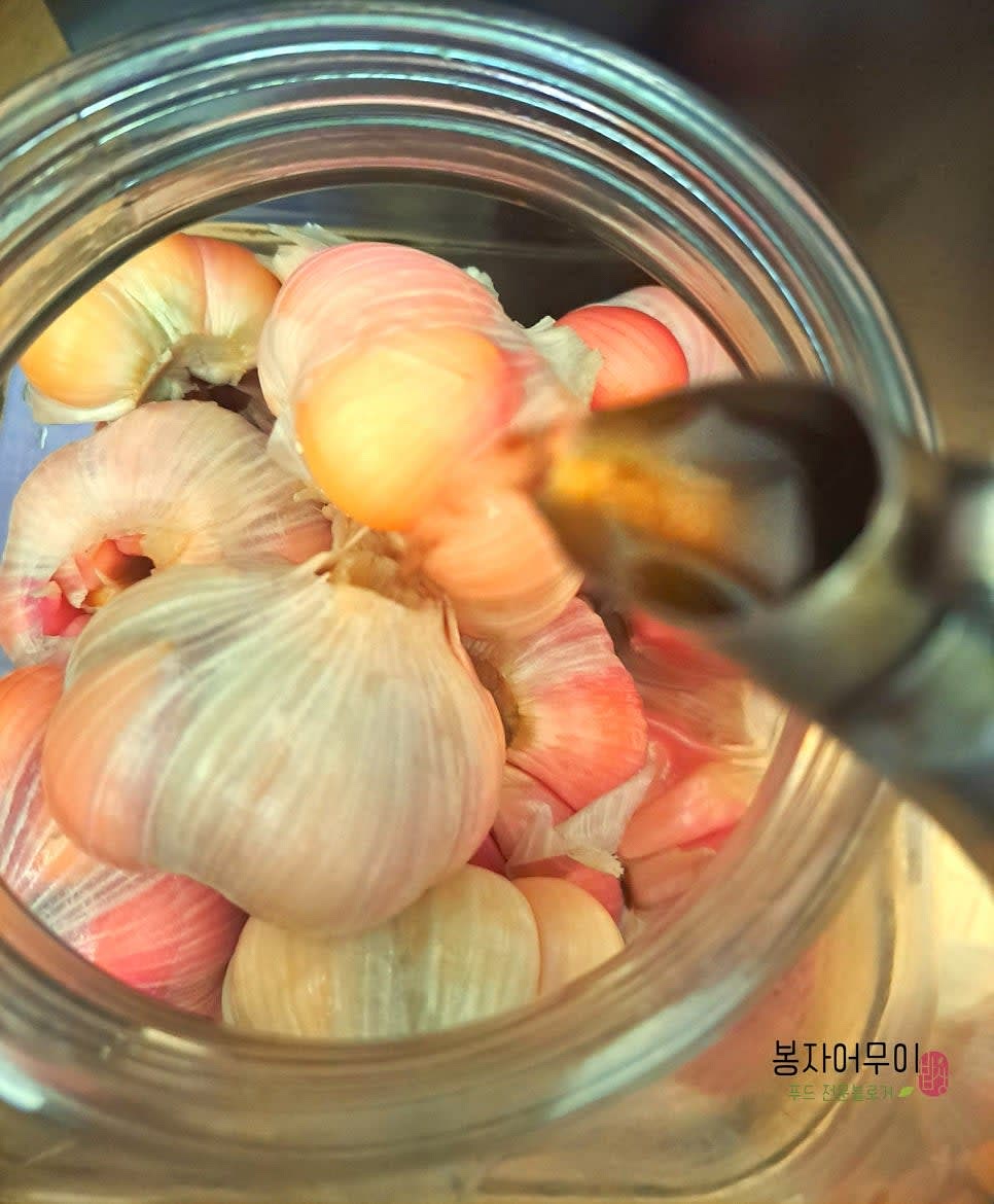 식은 간장물을 마늘통에 부어줍니다.