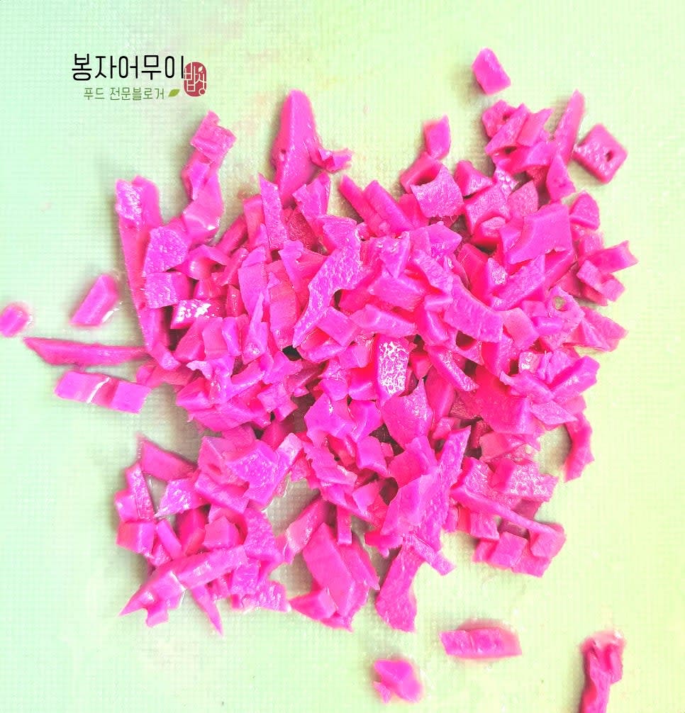 연근 피클을 4개 준비하고 잘게 다져줍니다.