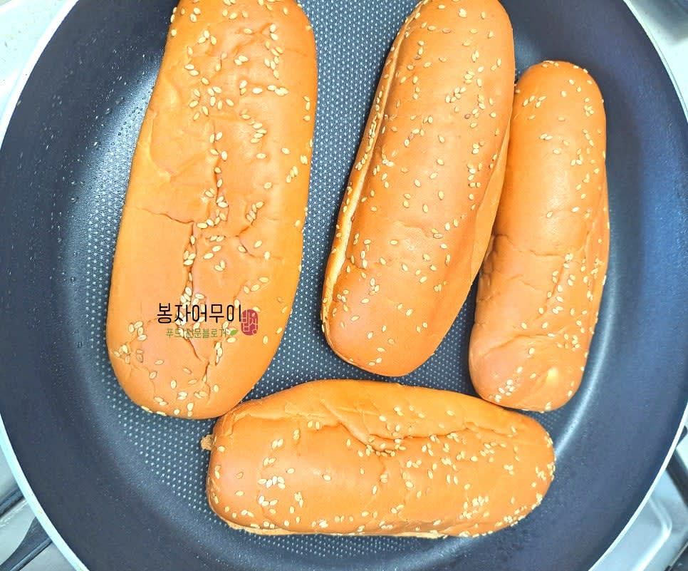 핫도그빵을 살짝 굽고 소시지도 노릇하게 구워줍니다.