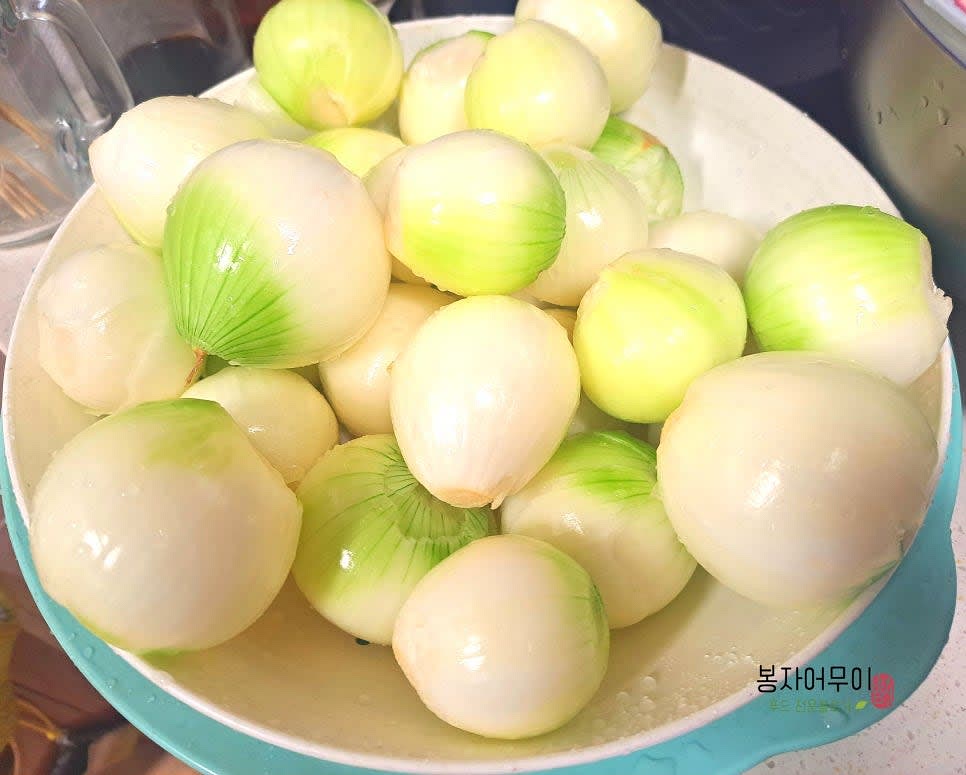 양파 껍질을 벗기고 깨끗하게 세척한 후 물기를 제거합니다.