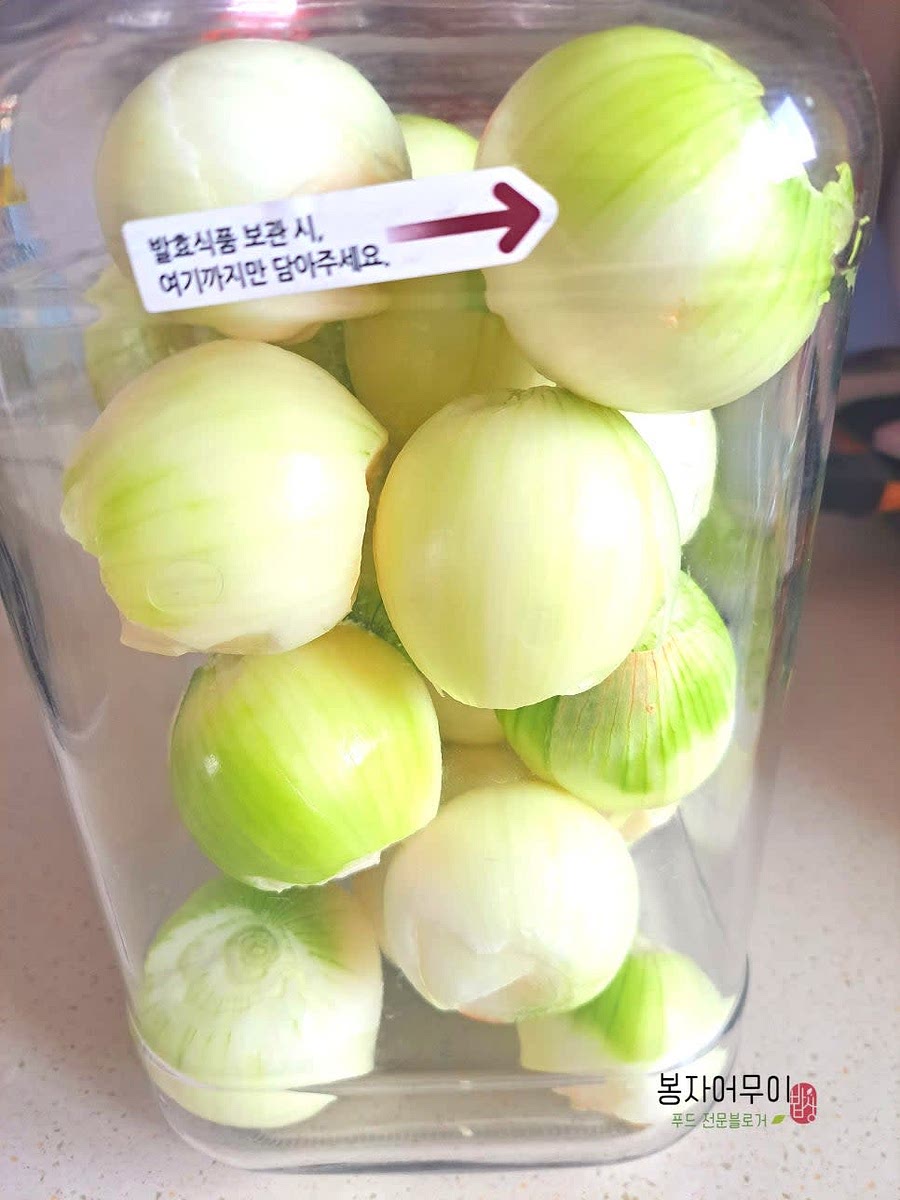 소독한 유리병에 양파를 채워 넣습니다.