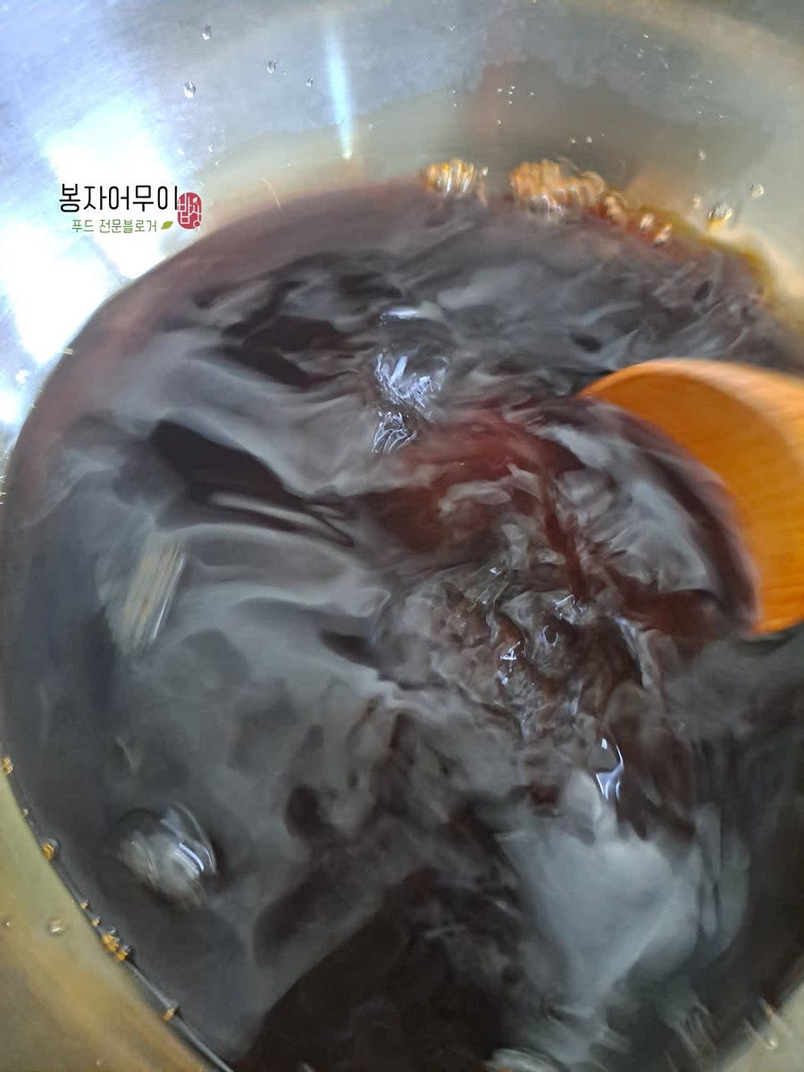 냄비에 간장, 식초, 설탕, 소주, 물을 넣고 잘 섞어줍니다.