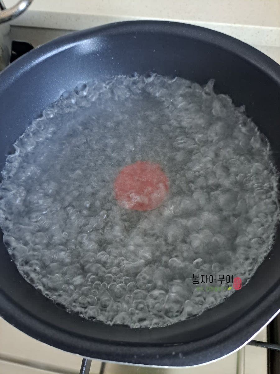 소스를 끓여서 알코올을 날려준 후 뜨겁게 유리병 속 양파 위에 부어줍니다.