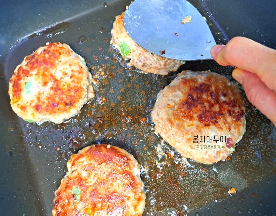 수제 떡갈비를 약불에 앞뒤로 노릇노릇하게 구워줍니다.