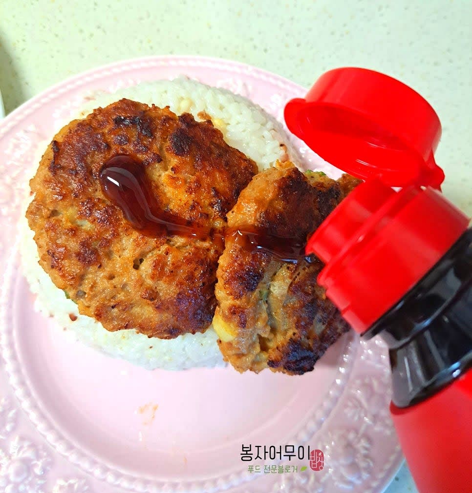 떡갈비에 시판 데리야끼 소스를 1스푼 뿌려줍니다.