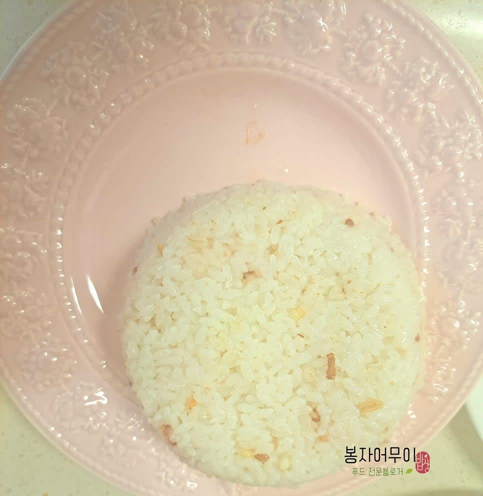 밥 한 공기를 접시에 올리고 떡갈비를 위에 얹습니다.