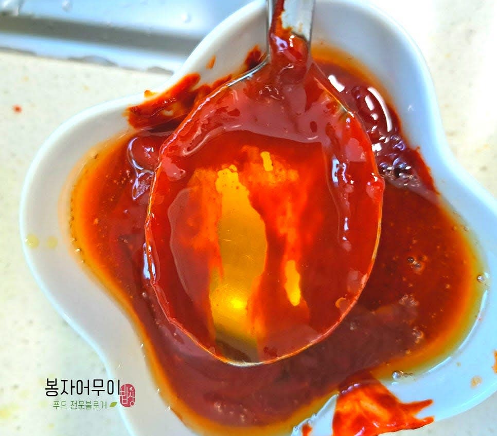 고추장 양념을 만듭니다: 고추장 2스푼, 매실청 1스푼, 참기름 1스푼, 들기름 1스푼을 섞어 준비합니다.