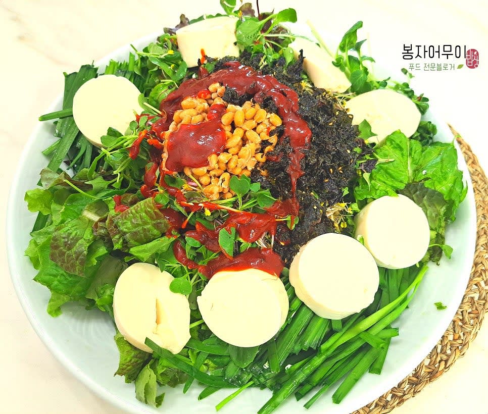 그릇에 밥을 담고, 고추장 양념을 올립니다.