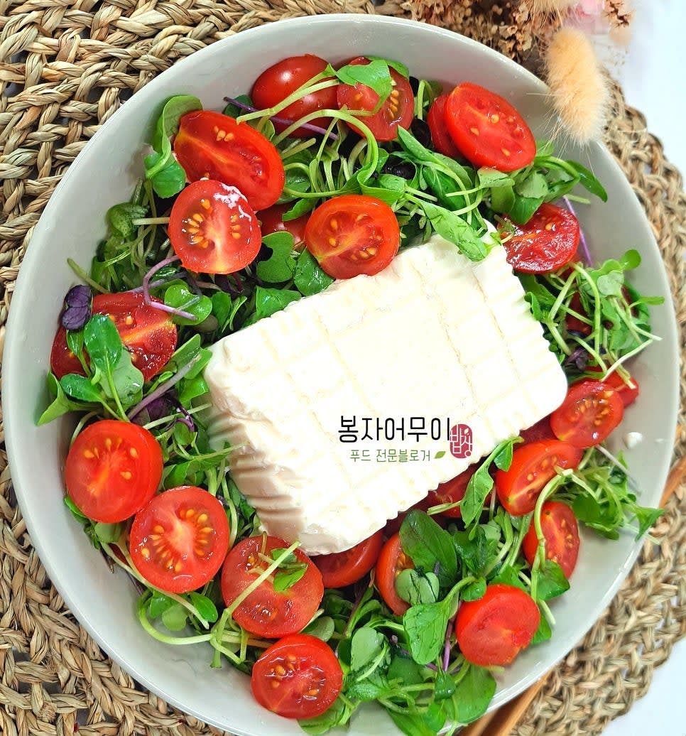 물기가 제거된 새싹채소와 방울 토마토를 접시에 깔고 연두부를 올립니다.