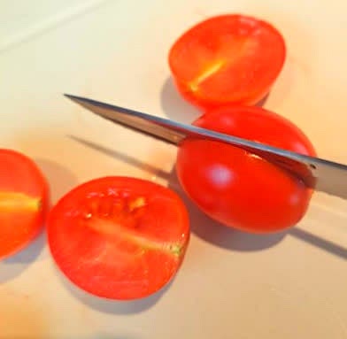 방울토마토는 먹기 좋은 반으로 잘라줍니다.