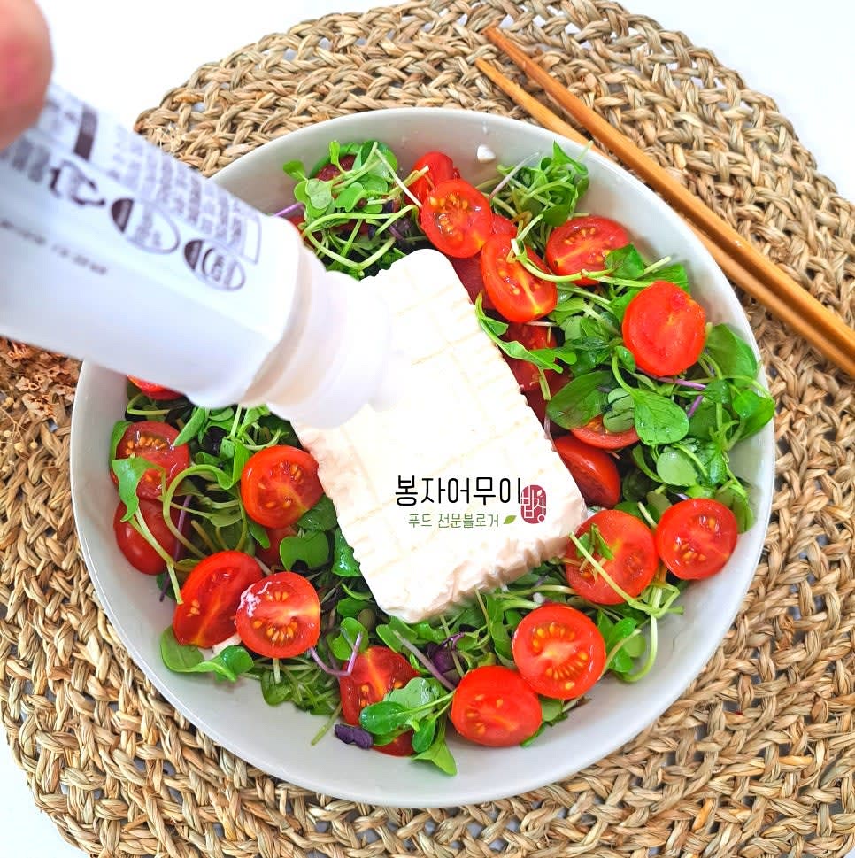 시판 참깨 흑임자 드레싱을 위에 뿌려 마무리합니다.