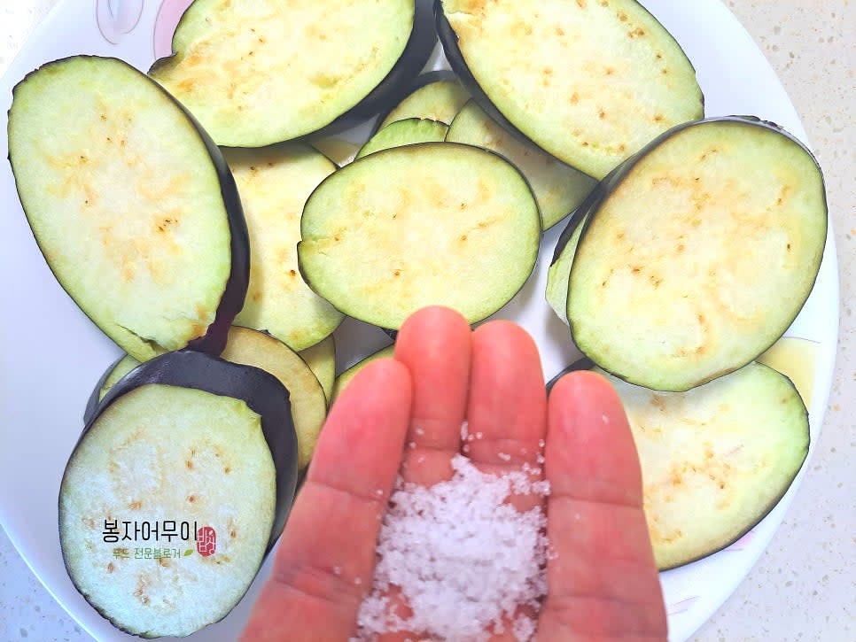 가지를 8mm 정도 두께로 썰어 소금을 살짝 뿌려주세요.
