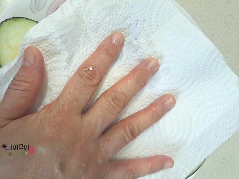 가지를 잠시 두었다가 촉촉하게 나온 물기를 키친타월로 닦아줍니다.